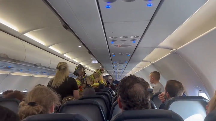 Un pasajero grabó el ingreso de bomberos a un avión que se dirigía a Orlando