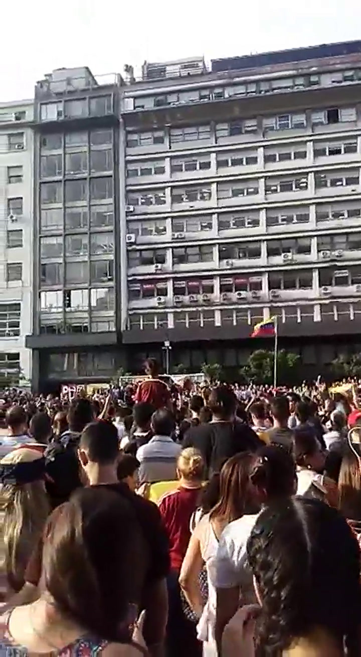 Manifestantes venezonalos entonan el himno argentino en Buenos Aires