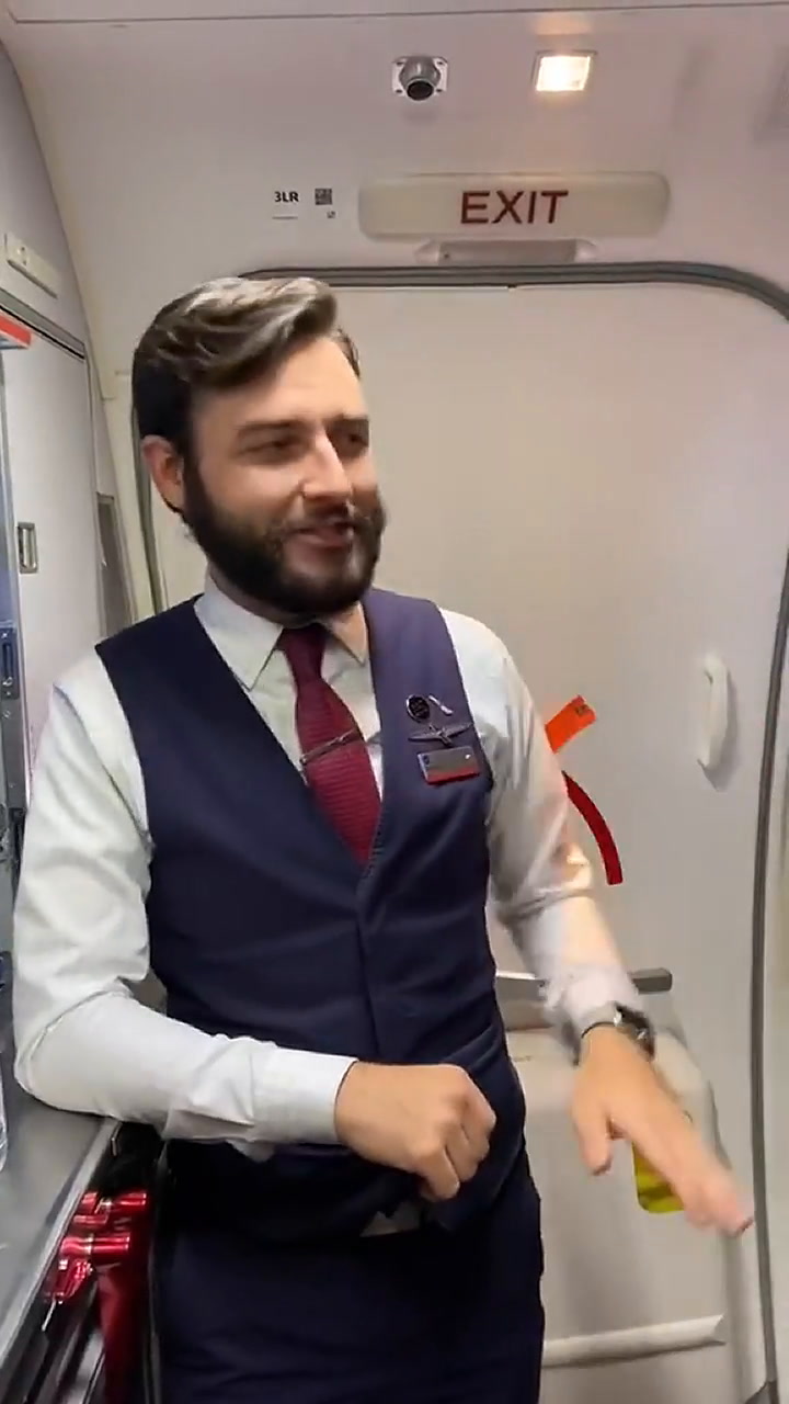 Dos azafatos parodiaron cómo es que los pasajeros intentan abrir el baño de un avión