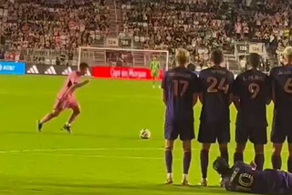 El tiro libre de Lionel Messi que le pegó a una beba en la tribuna