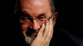 Quién es Salman Rushdie, el escritor condenado, con una cabeza de tres millones de dólares