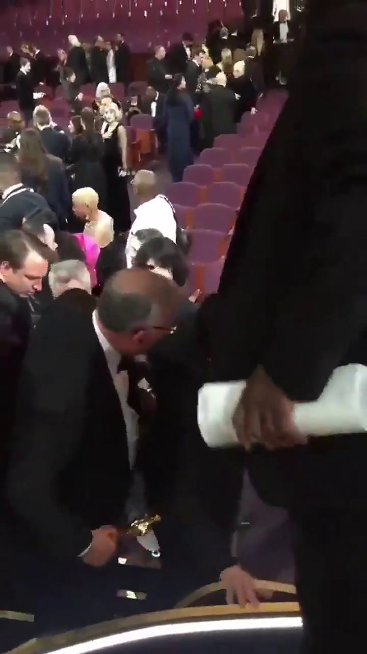 Rami Malek se cayó del escenario tras terminar la ceremonia del Oscar - Fuente: Twitter