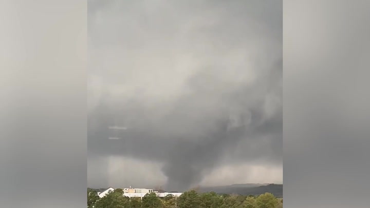 Tornado tears across Little Rock, Arkansas