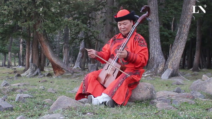 Erdenebaatar toca el moorin khuur y canta khoomei
