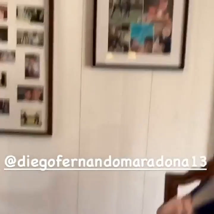 Dieguito Fernando Maradona practica percusión
