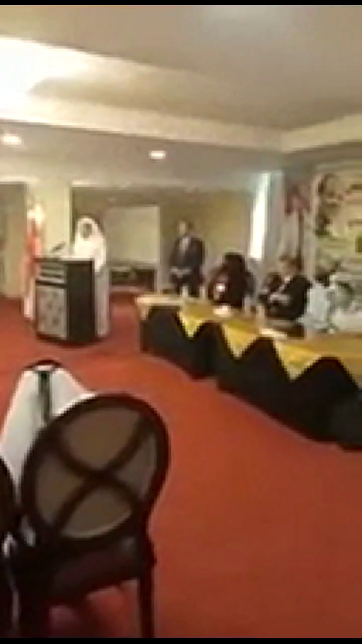 Así se desmayó un embajador árabe mientras daba un discurso en Arabia Saudita