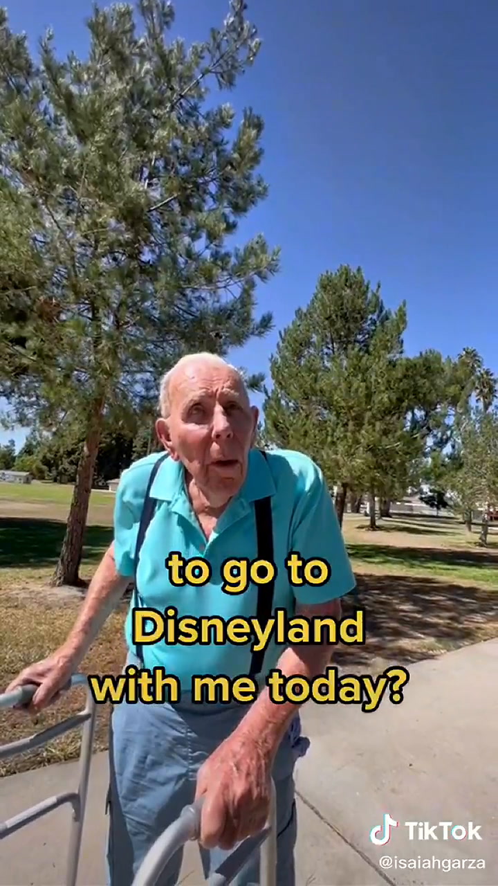 Un hombre de 100 años visitó Disney por primera vez y no pudo contener la emoción.