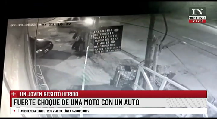 Impresionante choque de frente entre una moto y un auto en Lanús Oeste