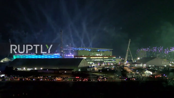 Fuegos artificiales iluminanl el cielo de Corea del Sur para la apertura de los Juegos Olímpicos de 