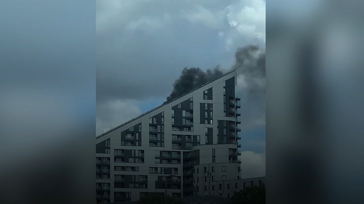120 people evacuated due to fire at 19-storey block of flats in London_Original Video_m216128.mp4