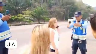 Captan a policía agrediendo a una mujer en un retén
