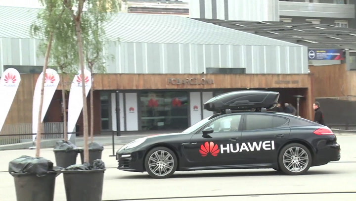Huawei presenta un teléfono inteligente que conduce un vehículo