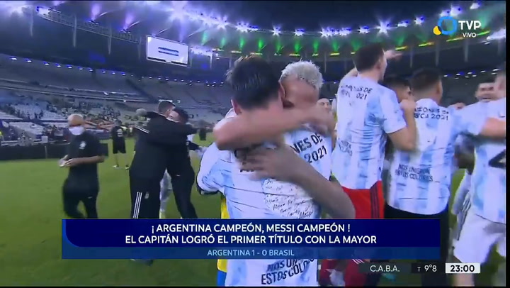 El abrazo de Messi y Neymar