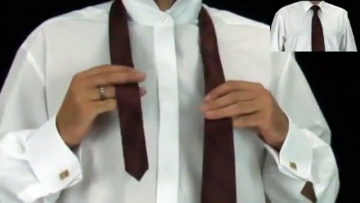Cómo hacer el nudo de corbata doble Windsor - Fuente: YouTube