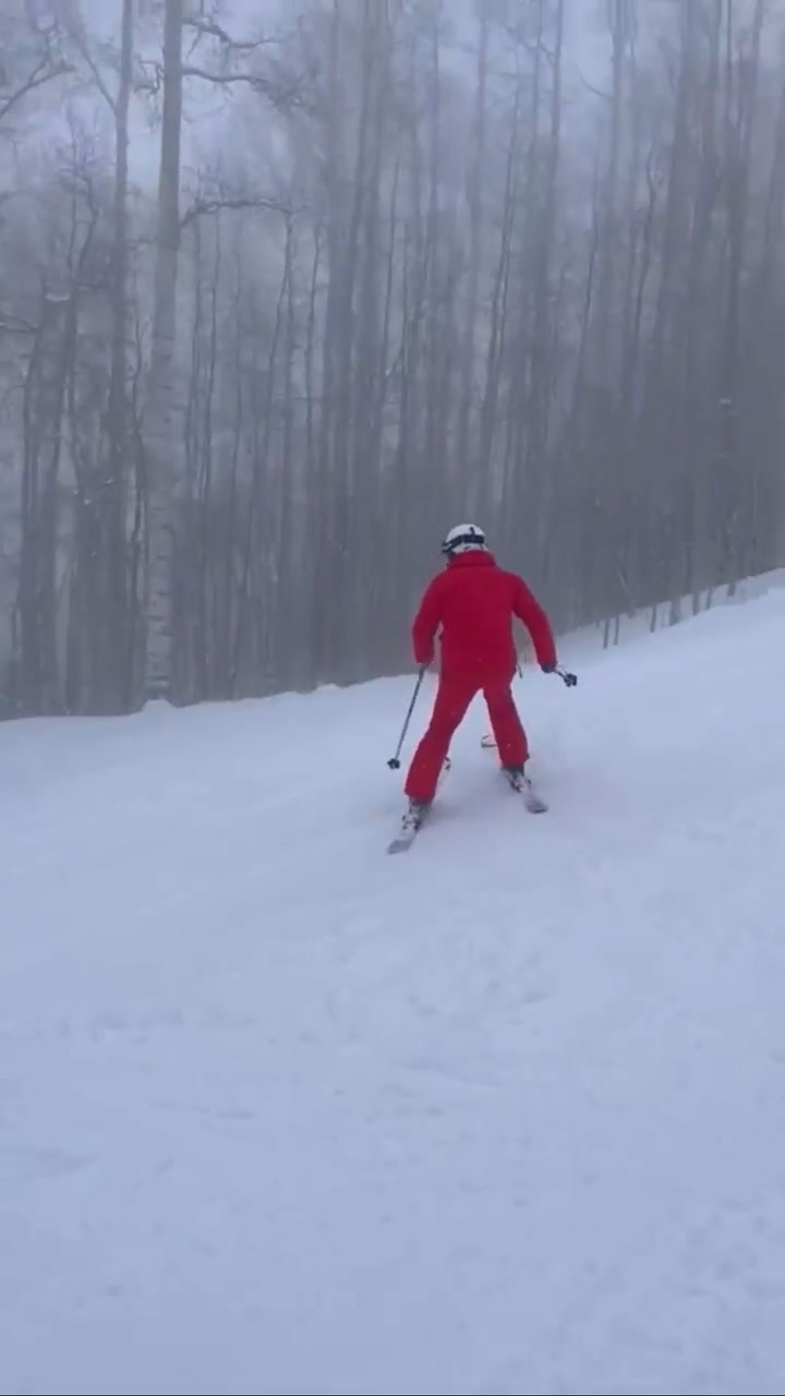 El Canelo Álvarez práctica esquí durante sus vacaciones decembrinas