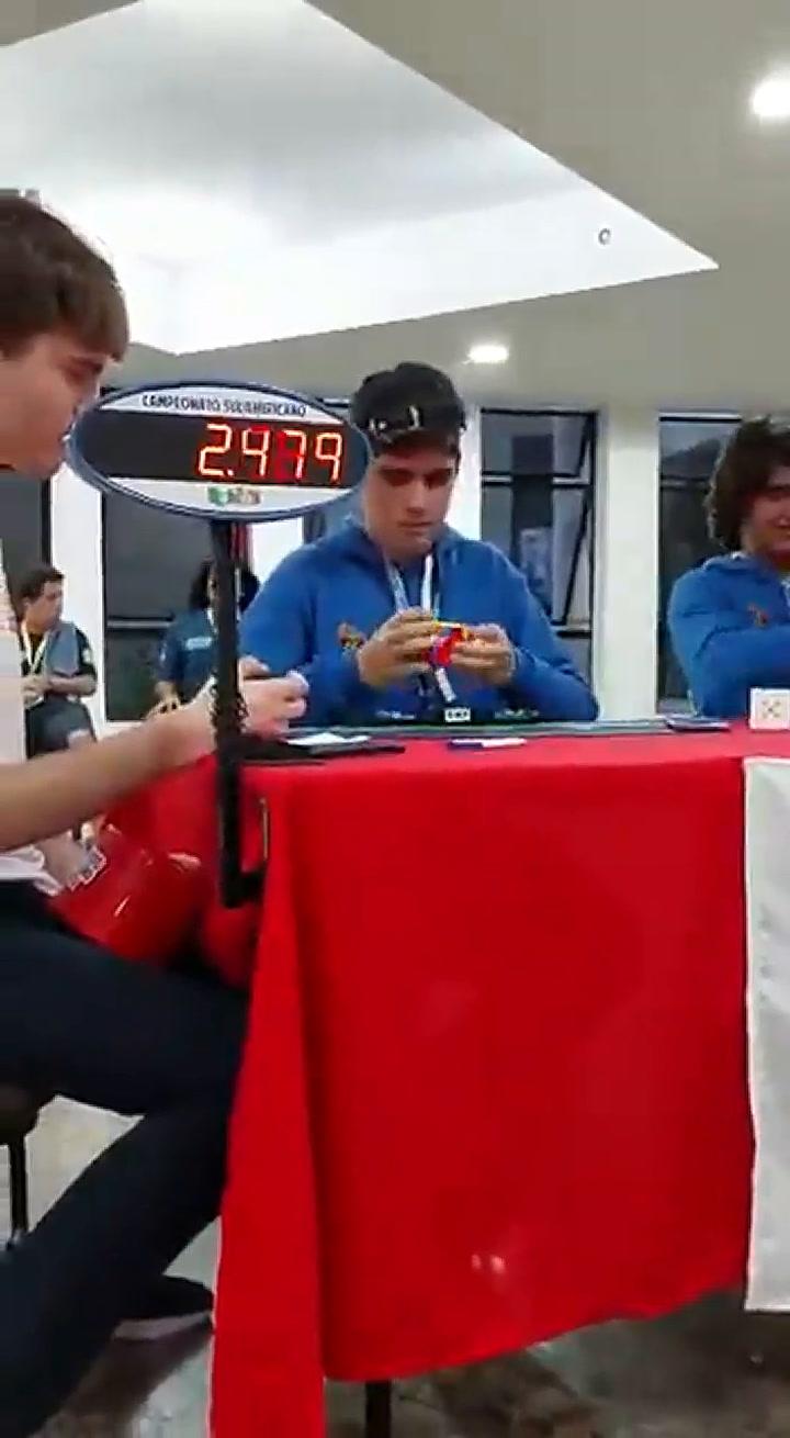 Un joven de 14 años rompió el récord argentino de armado de cubo mágico