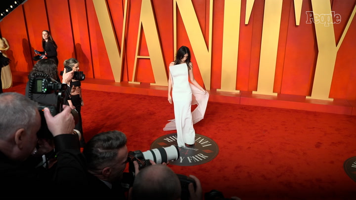 Emily Ratajkowski Avoids Nip Slip at 2024 Vanity Fair Oscar Party