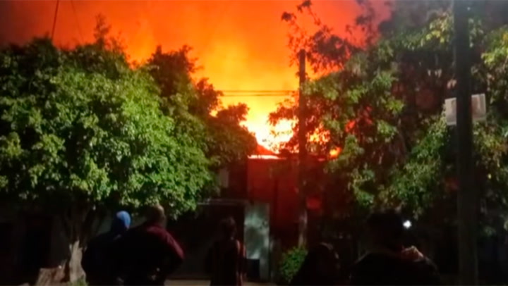 Voraz incendio en una distribuidora de cervezas en Lanús: las llamas  alcanzaron varios metros de altura