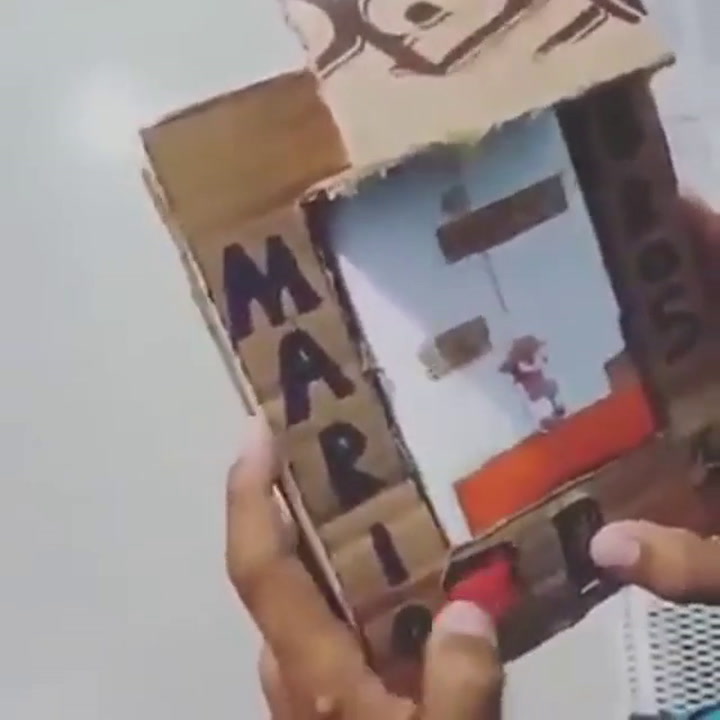 Fabricó su propio Mario Bros de cartón - Fuente: YouTube