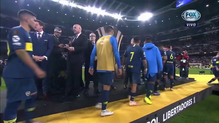 Los jugadores de Boca Juniors reciben las medallas de subcampeones - Fuente: Fox Sports