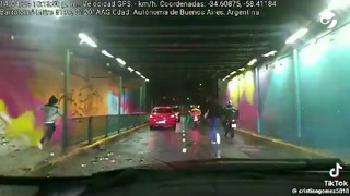 Robo piraña en Balvanera: emboscaron a los vehículos en el túnel de Anchorena