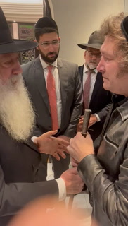 Javier Milei participó de una ceremonia judía y recibió la bendición de un rabino 