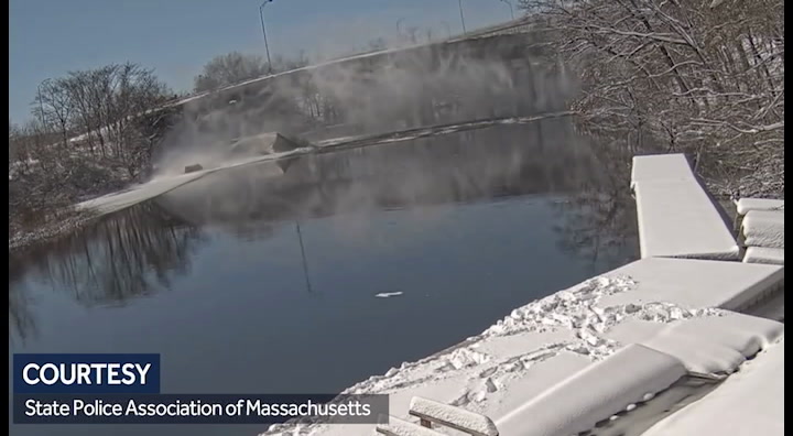 Policía estatal comparte video de tractomula cayendo a un rio en Massachusetts