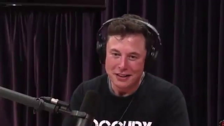 Elon Musk fuma marihuana durante una entrevista radial