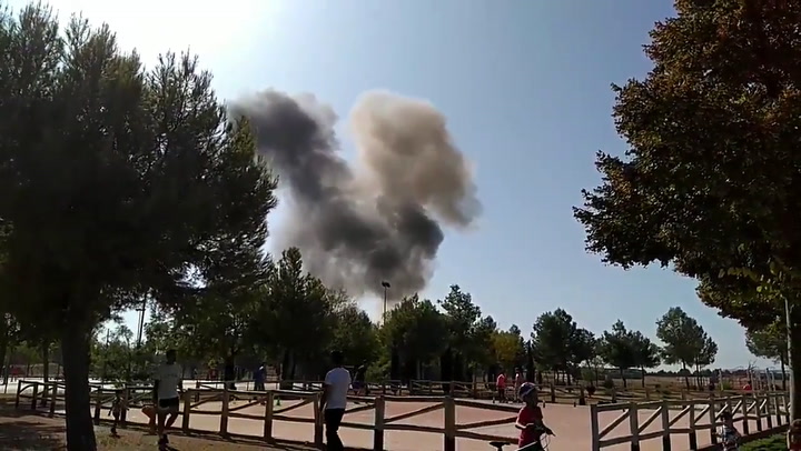 Se estrelló un avión militar en medio de los festejos por el Día de España y murió el piloto