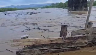 Crecida de río destruye puente de madera en Iriona, Colón