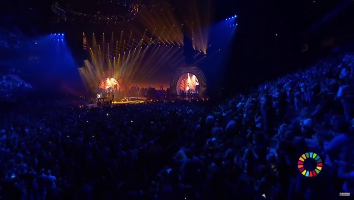 Shakira &amp; Chris Martin cantan Chantaje en el Global Citizen Festival Hamburg