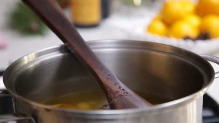 Summer Lemon Simmer Pot Recipe - 2 Bees in a Pod