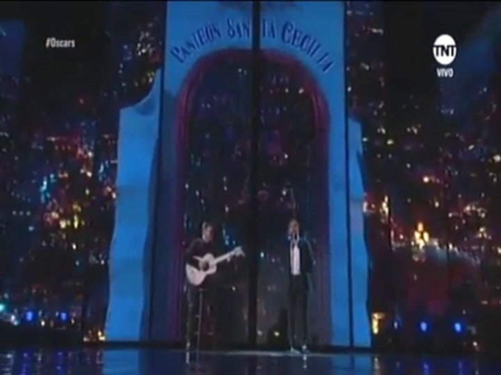 Gael García Bernal, Natalia Lafourcade y Miguel intrepretaron la canción 'Remember me', de Coco