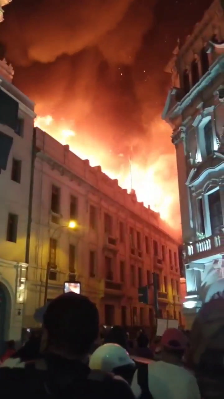 El edificio incendiado en las manifestaciones