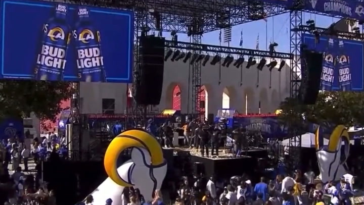 Matthew Stafford se aleja tras ver a una mujer caer del escenario de los Rams