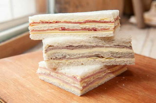 Sandwiches de miga: así se hacen en una de las panaderías más famosas de Buenos Aires