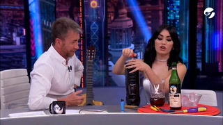 Lali mostró cómo hacer un "viajero" de Fernet con Coca en la TV española