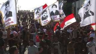 Iraquíes chocan con las fuerzas de seguridad en el tercer aniversario de las protestas contra la corrupción endémica