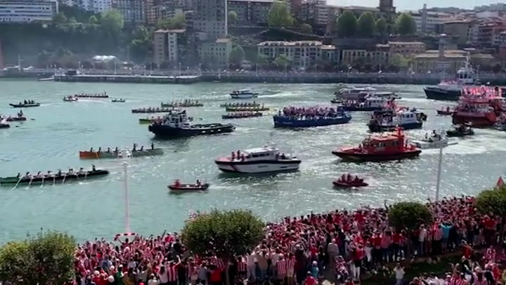 Athletic Bilbao- Thousands line river and row boats celebrating team’s first trophy in 40 years.mp4