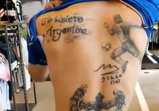 Un vendedor en China es viral por tener tatuado a Riquelme y a Maradona