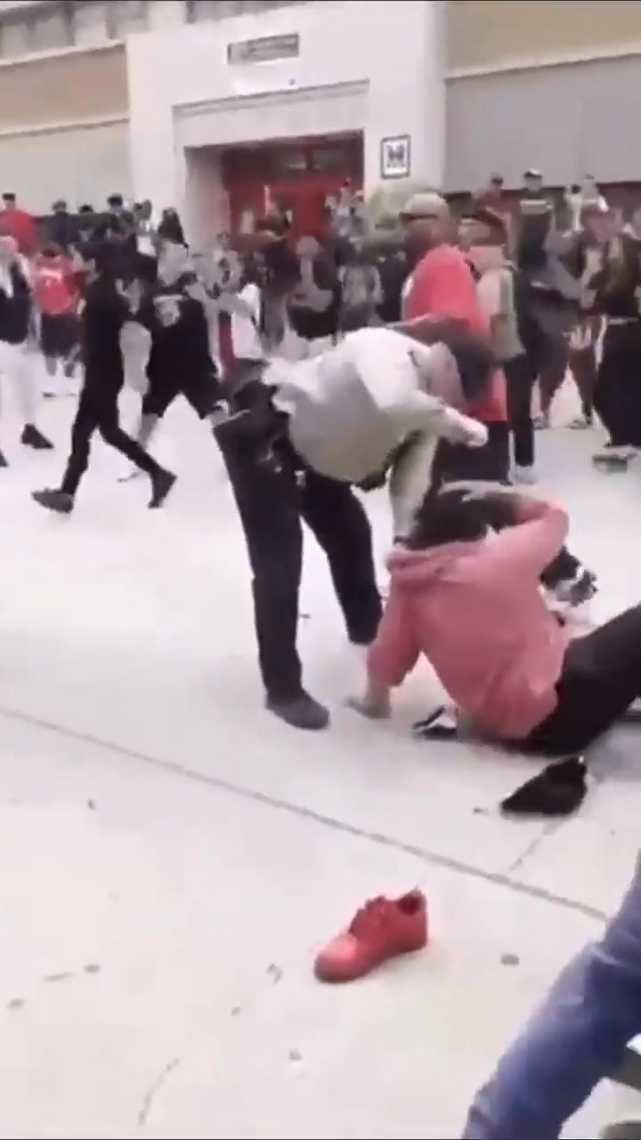 La batalla campal entre un padre y 30 estudiantes que le hacían bullying a su hijo