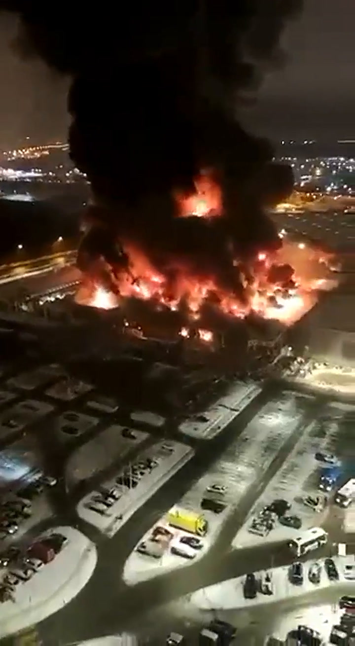 Feroz incendio en un centro comercial de Moscú