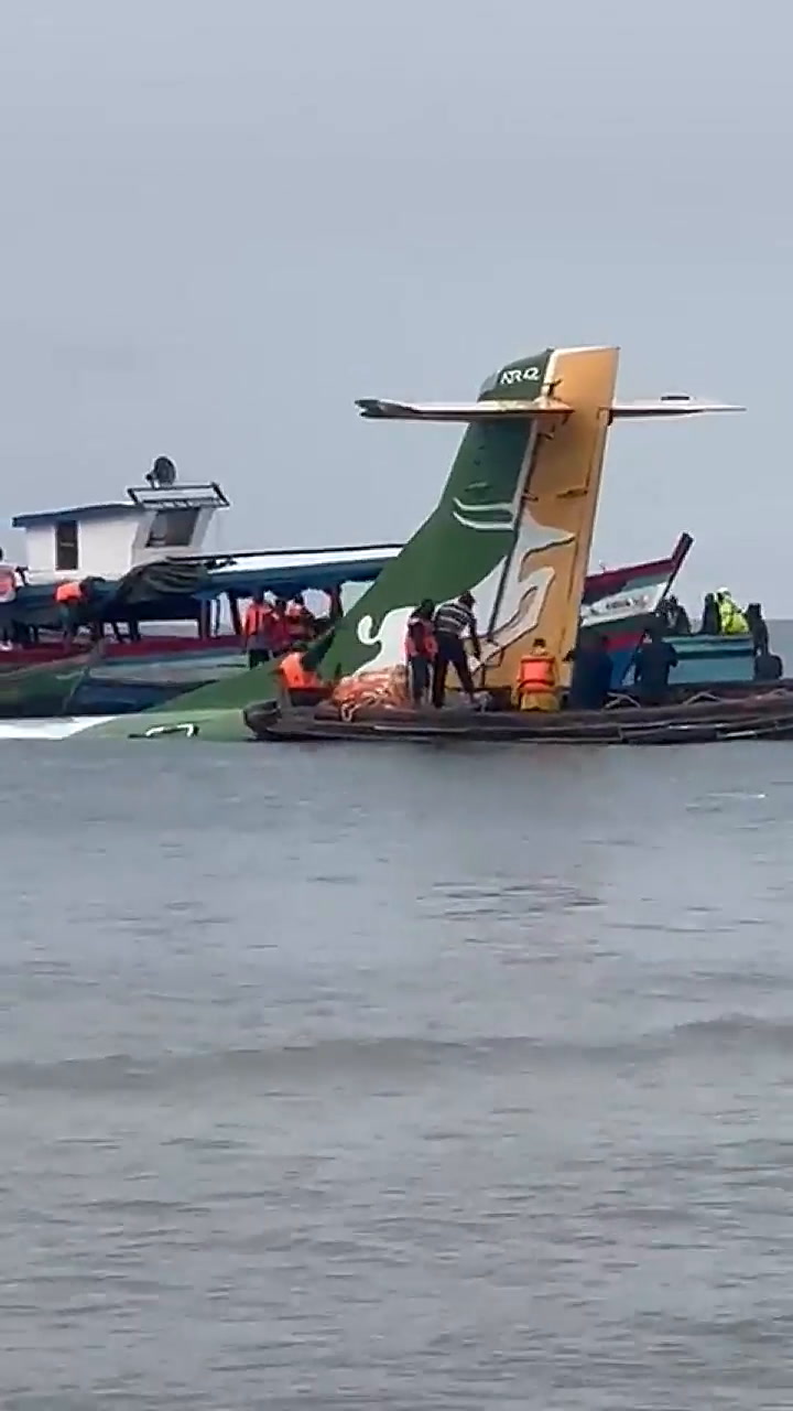 Los restos del avión que cayo en el Lago Victoria en Tanzania