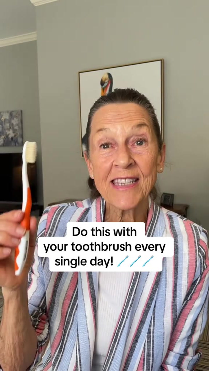 Una dentista revela lo sucio que puede estar tu cepillo de dientes y cómo remediar eso