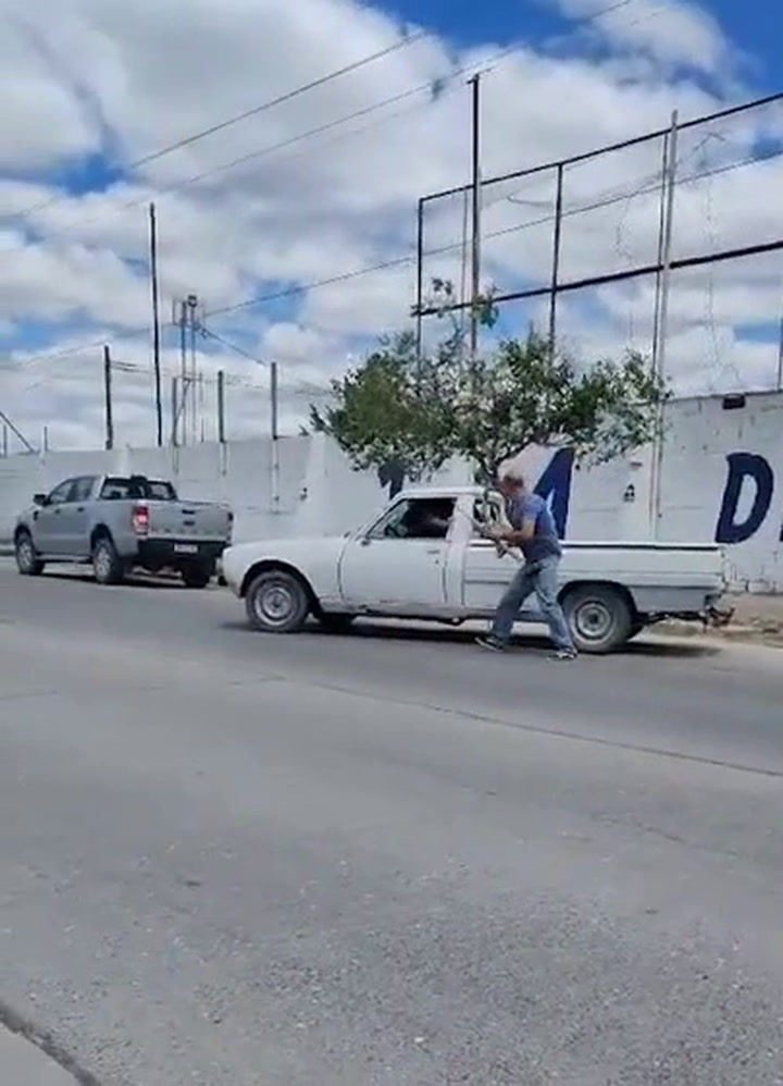 Puerto Madryn: discutió con un amigo por unos huevos de gallina y terminó destruyendo su propia camioneta a palazos