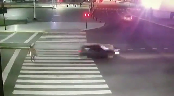 Una mujer intentó cruzar la 9 de Julio con el semáforo en rojo y fue embestida por una motocicleta