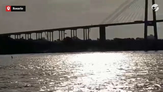 Río Paraná: peligrosa maniobra de una avioneta por debajo del puente Rosario-Victoria