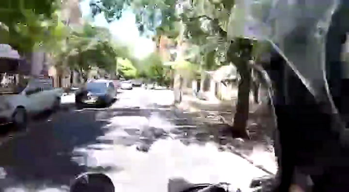 Espectacular persecución de un motochorro que elude autos a contramano