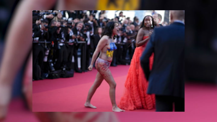 Manifestante se desnuda en la alfombra roja de Cannes ¿qué protestaba?