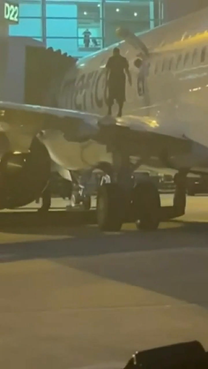 Un hombre saltó al ala de un avión en Miami